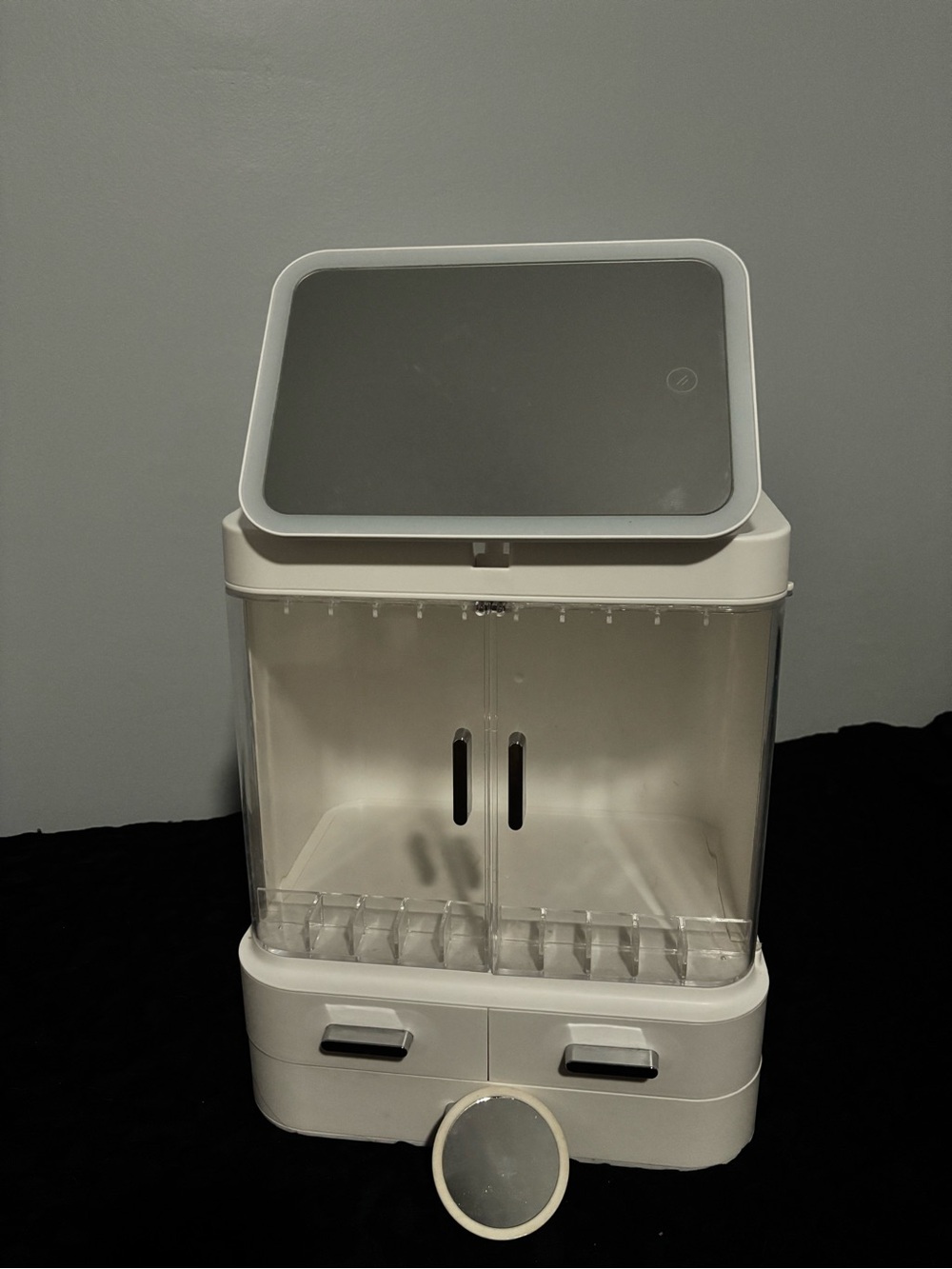 Cosmetic organizer